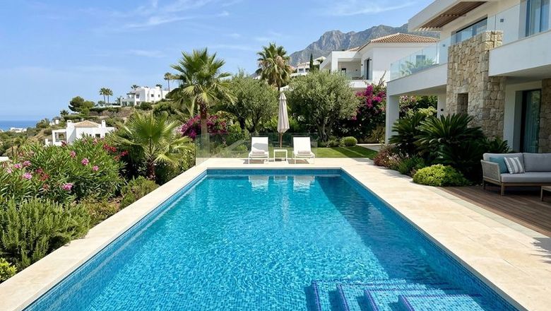 Piscina de obra terminada con gresite azul en la Costa del Sol