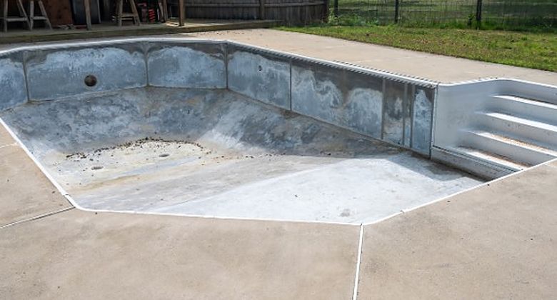 Vaso de hormigón de una piscina de obra con escalera, antes del revestimiento