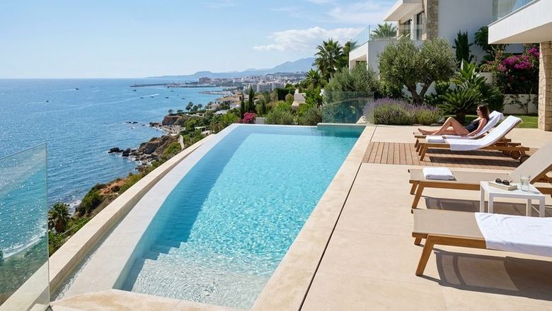 Piscina infinity de obra con vistas al mar en una villa de la Costa del Sol