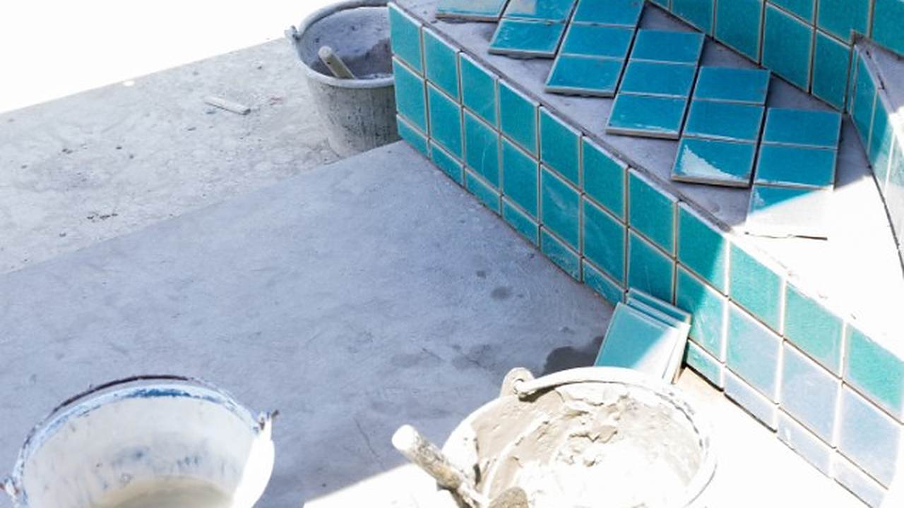 Gresite y mortero cola preparados para revestir los peldaños de una piscina
