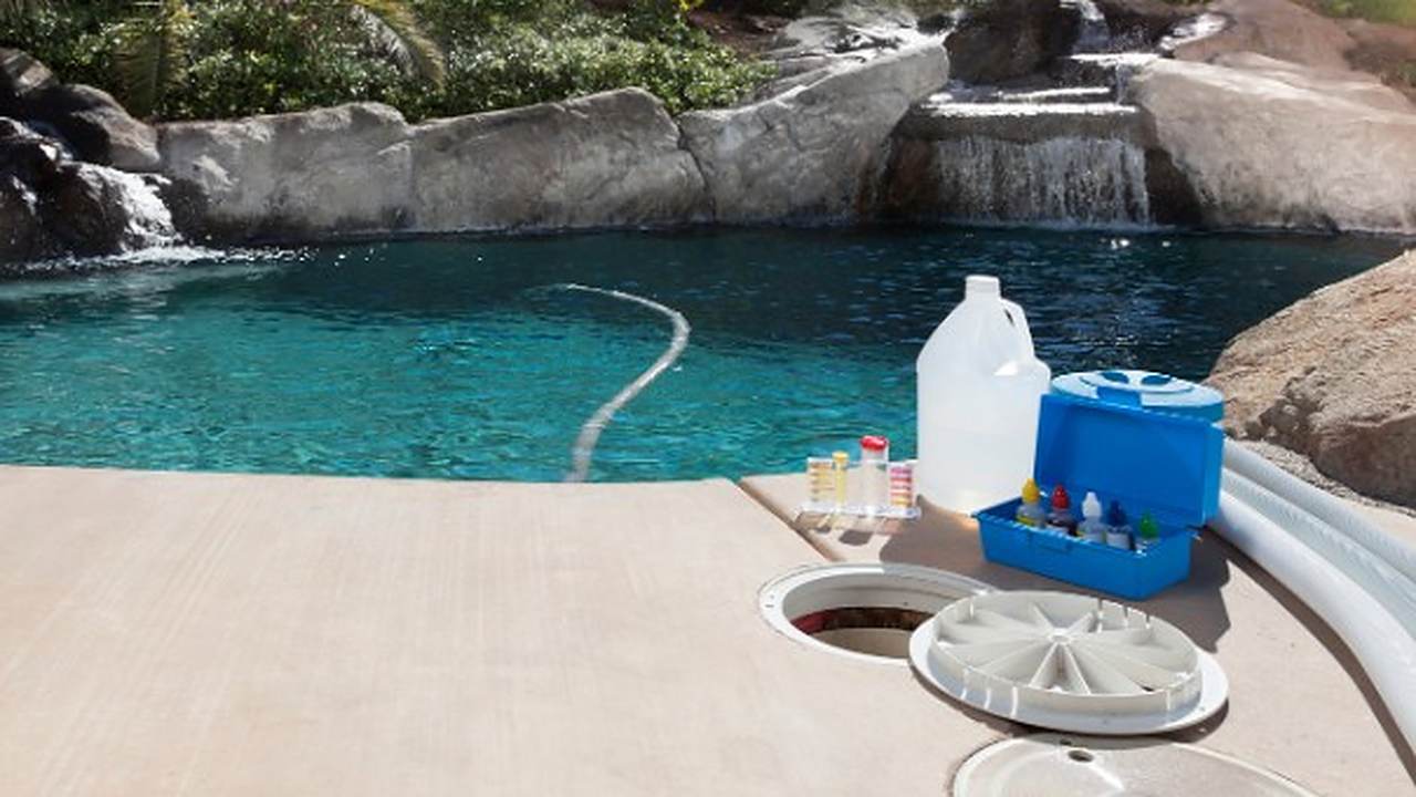 Productos de tratamiento del agua y cesto del skimmer durante el mantenimiento de una piscina