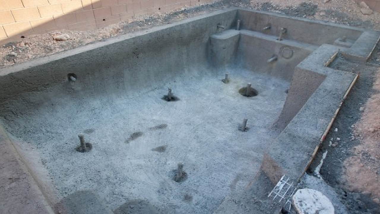 Vaso de una piscina de obra gunitado con pasamuros antes del revestimiento
