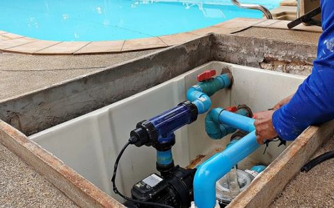 Clorador salino conectado a la instalación de una piscina