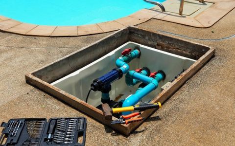 Bomba, filtro y tuberías de una depuradora de piscina