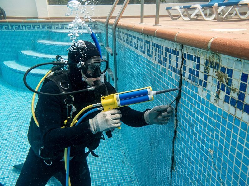 Reparación subacuática e inyección de resina epoxi en grieta de piscina en Estepona