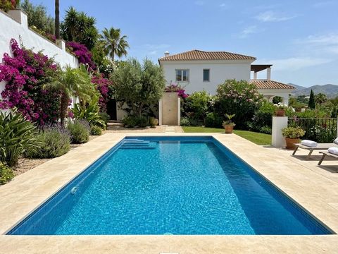 Piscina de obra rectangular con gresite azul en Marbella