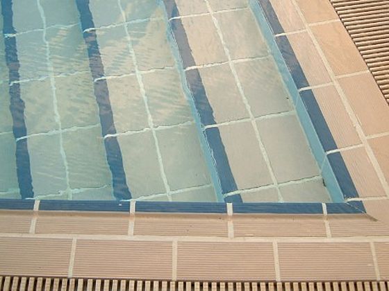 Peldaños y pavimento cerámico antideslizante en una zona húmeda