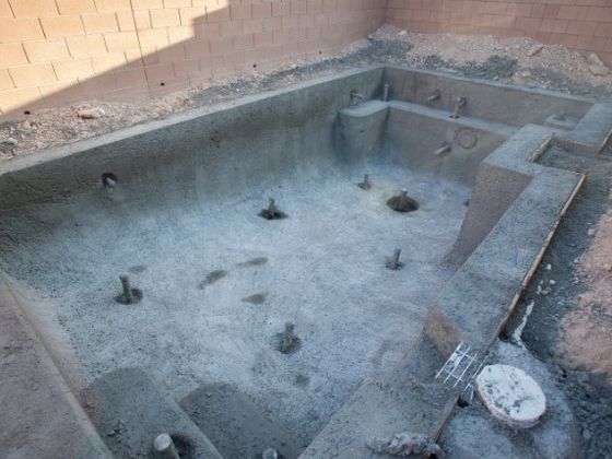 Vaso de una piscina de obra gunitado con pasamuros, listo para revestir en Málaga