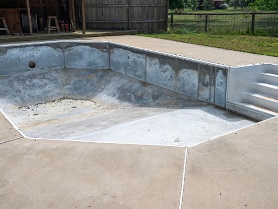 Vaso de hormigón de una piscina de obra en construcción en Marbella